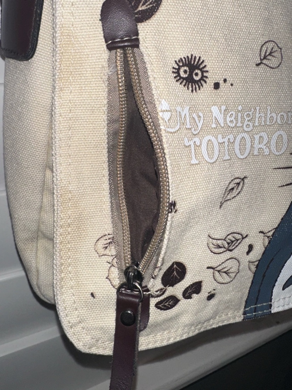 Hot Topic Beige Canvas 'My Neighbor Totoro' Crossbody Bag with Navy Print - Picture 3 of 8